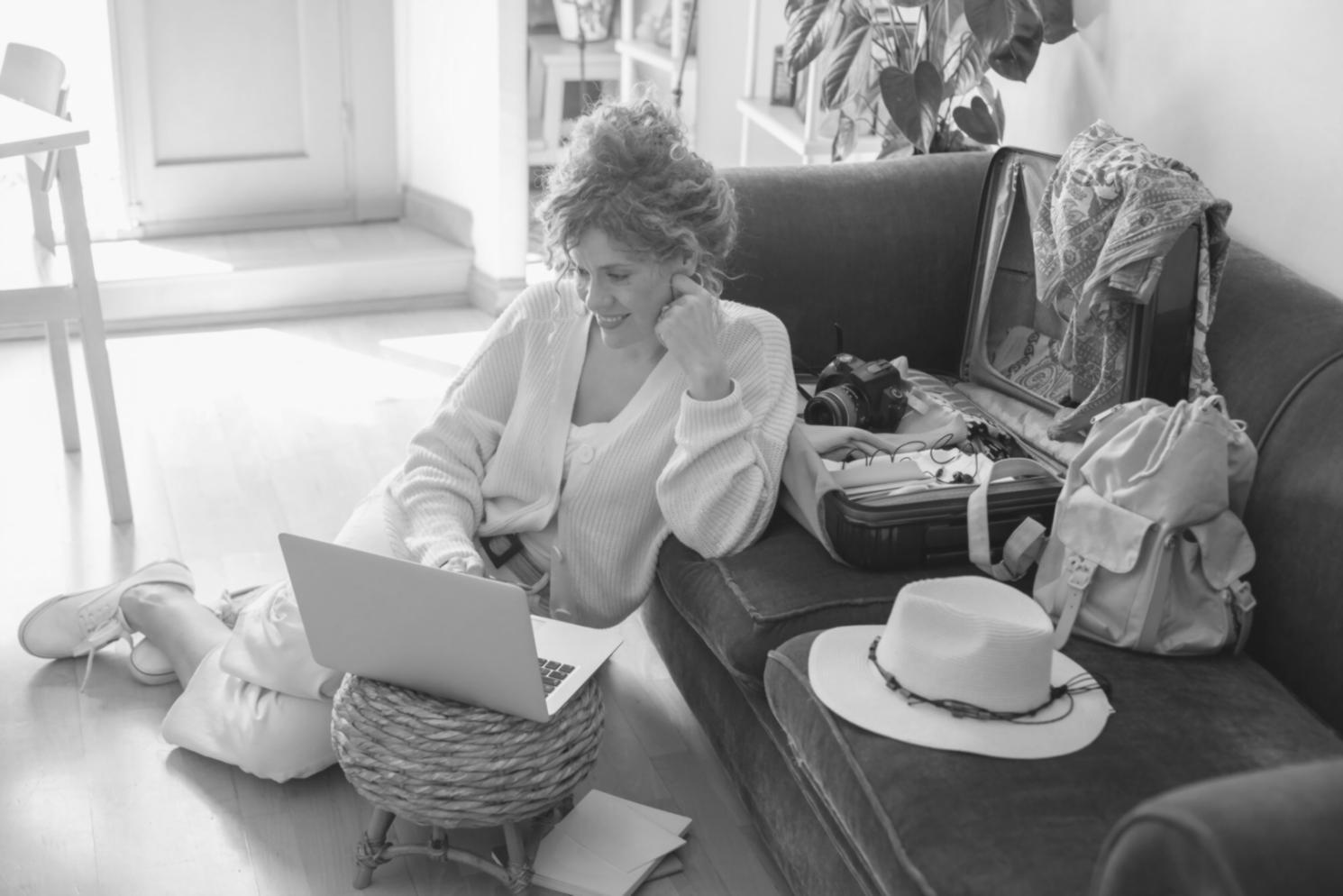 Arbeitsplatz mit Finanzanalysen und Budgetplanungen